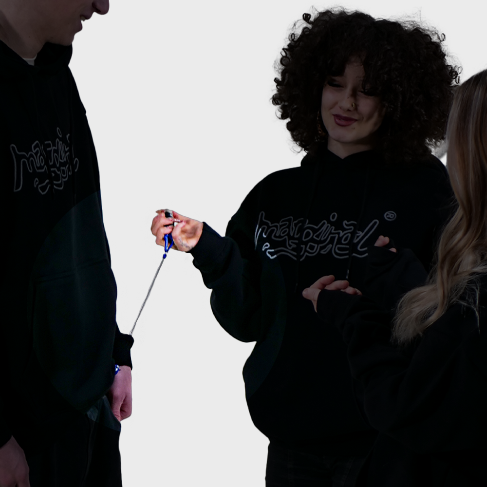 jeune femme tire sur le cordon extensible du porte briquet marginal