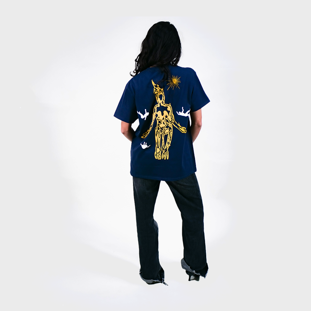 Model avec t_shirt sérigraphié puff de dos