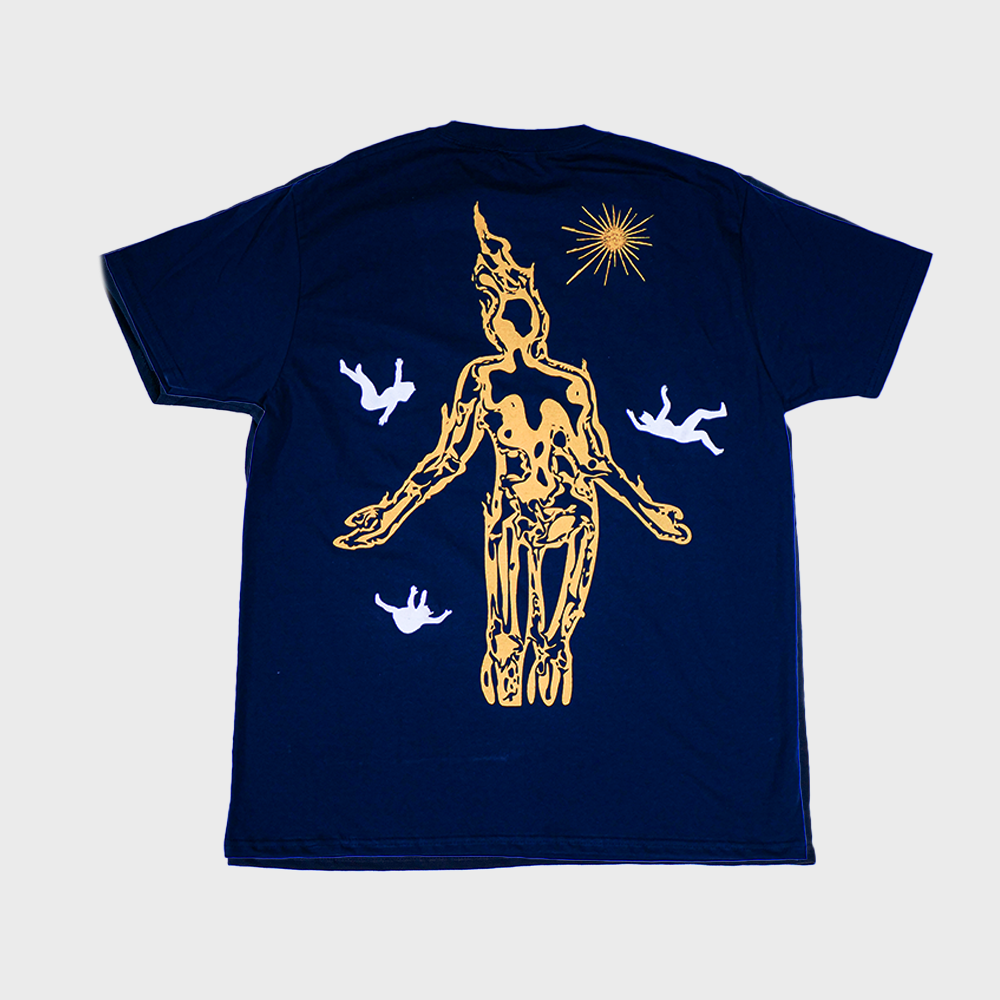 arriere du T shirt marginal avec 
Design arriere :
Brûler de passion.

Le personnage central, touché par la grâce de la passion, rayonne intensément, tandis que les silhouettes en arrière-plan, ayant perdu la foi, tombent lentement, symbolisées par leurs cornes.


