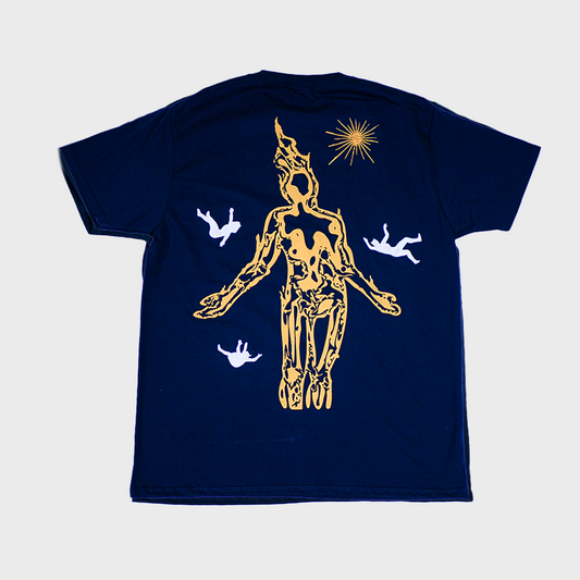 arriere du T shirt marginal avec 
Design arriere :
Brûler de passion.

Le personnage central, touché par la grâce de la passion, rayonne intensément, tandis que les silhouettes en arrière-plan, ayant perdu la foi, tombent lentement, symbolisées par leurs cornes.


