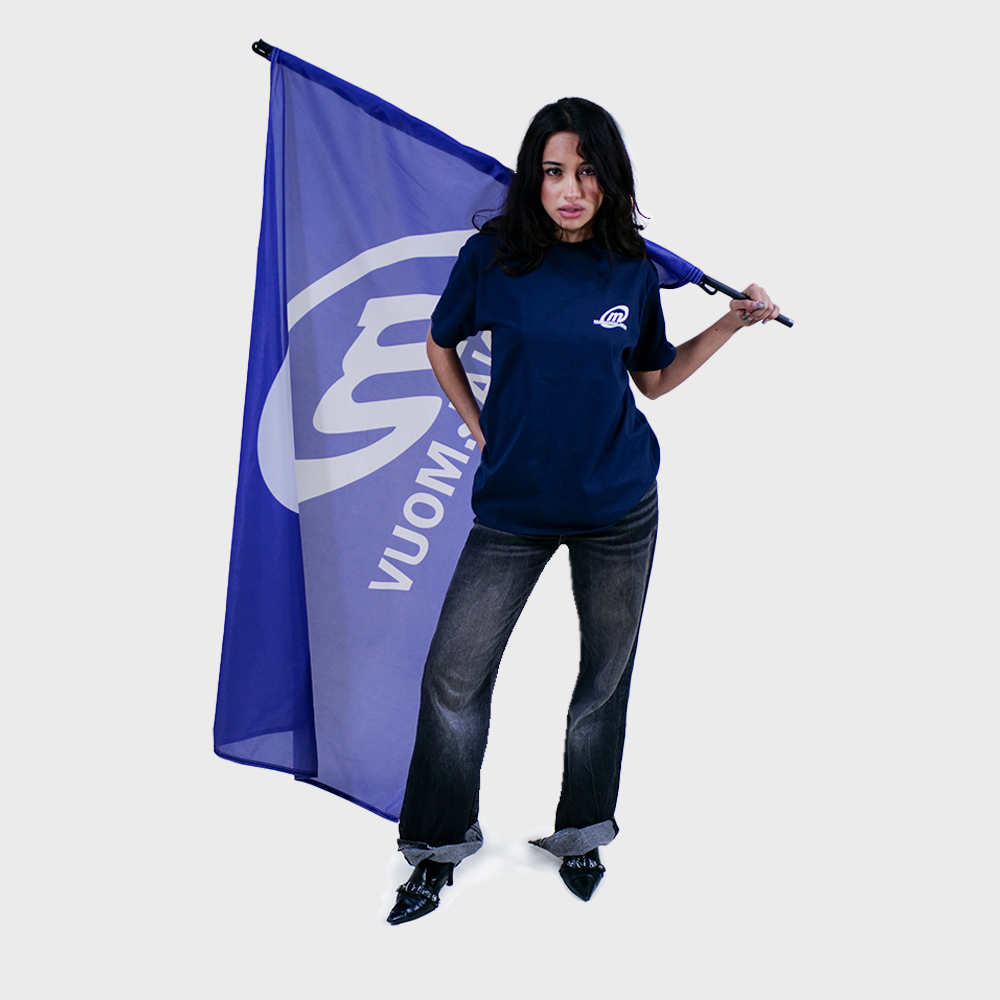 model porte le t shirt et le drapeau marginal