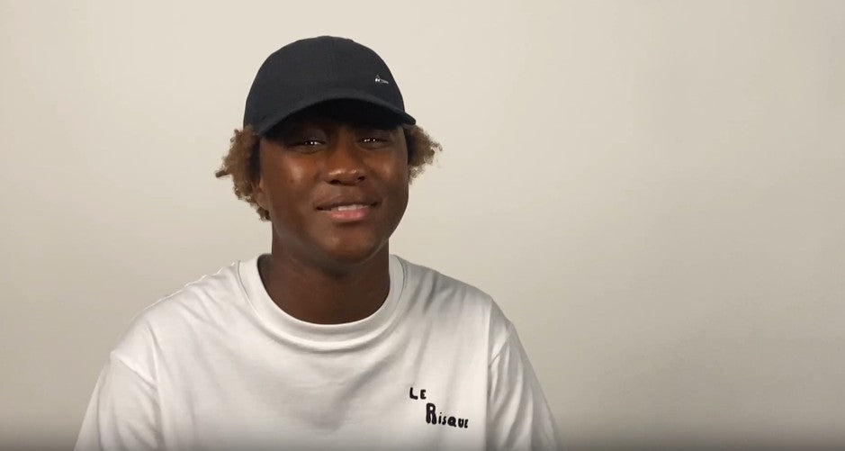 Charger la vidéo : Interview de Messia qui nous parle de sa création, un t shirt autour du risque